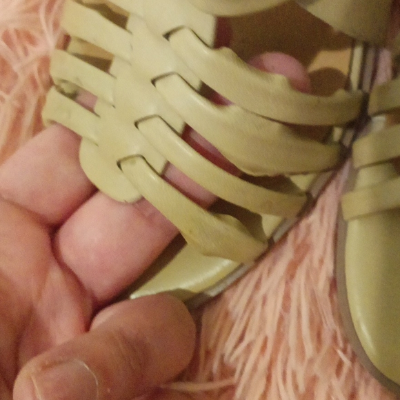 D heels - Picture 7 of 9